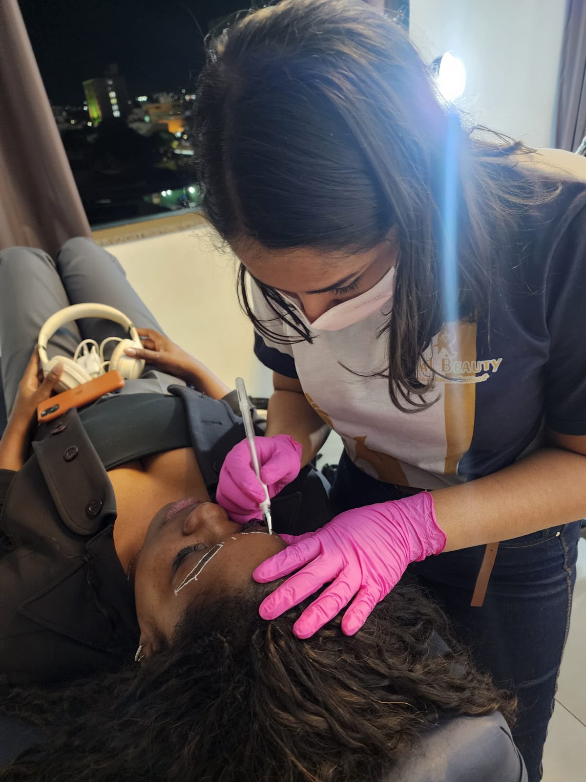Aula prática de micropigmentação na Royal Beauty Academy